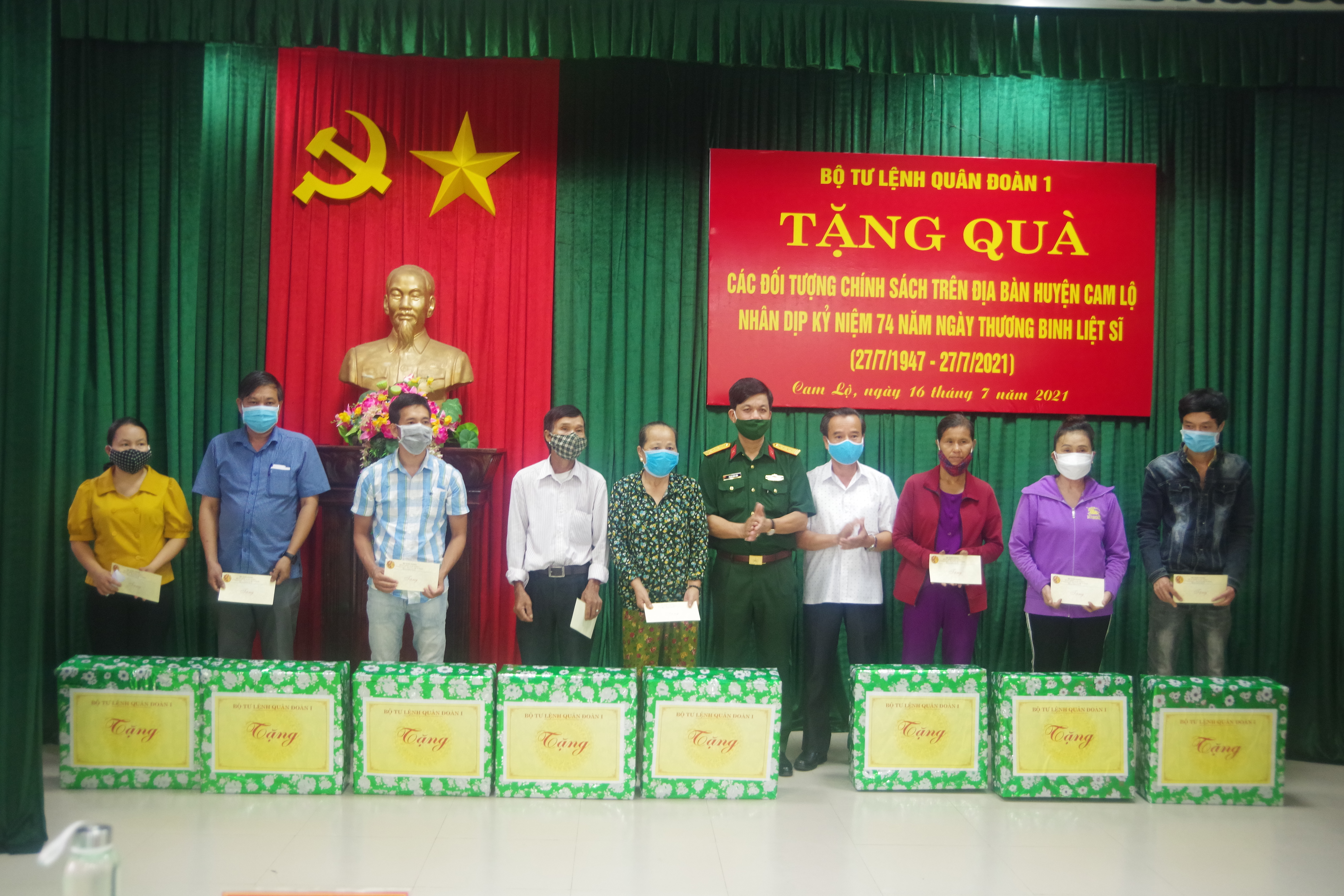 Đoàn công tác Bộ tư lệnh Quân đoàn 1 thăm, tặng quà đối tượng chính sách 